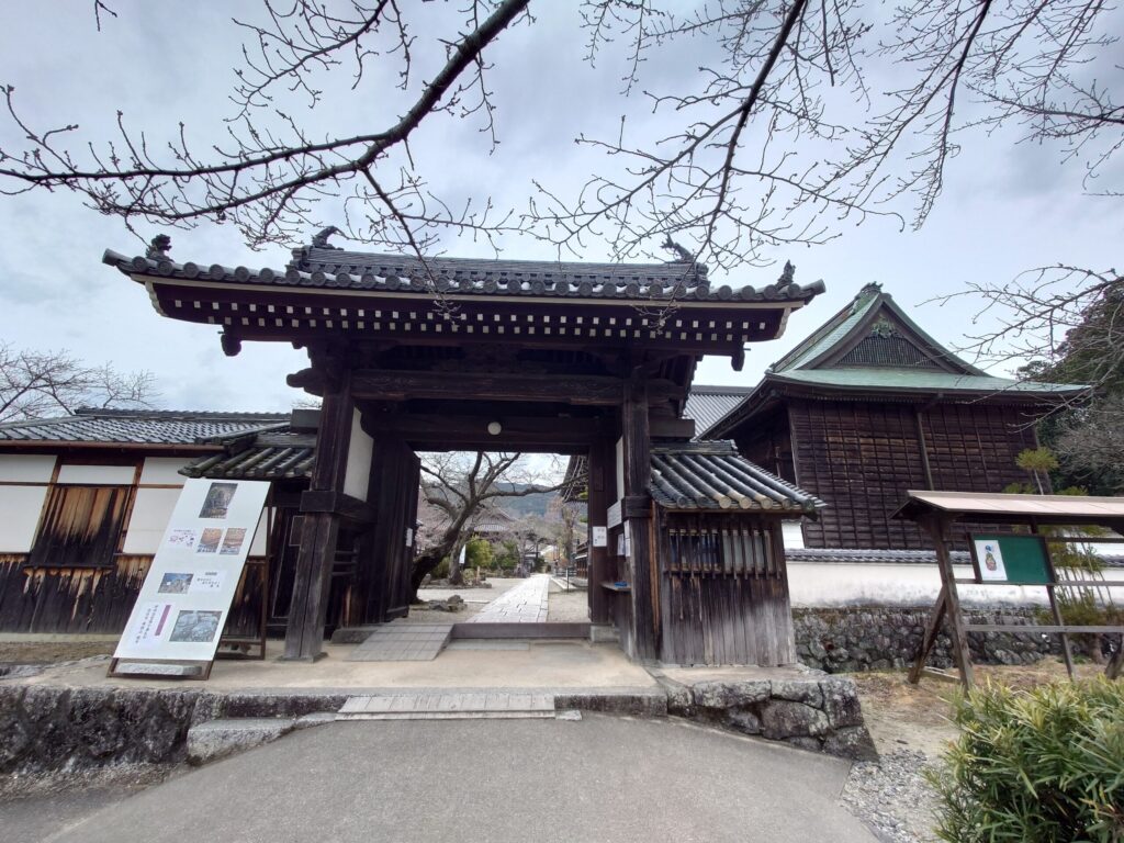 橘寺の門