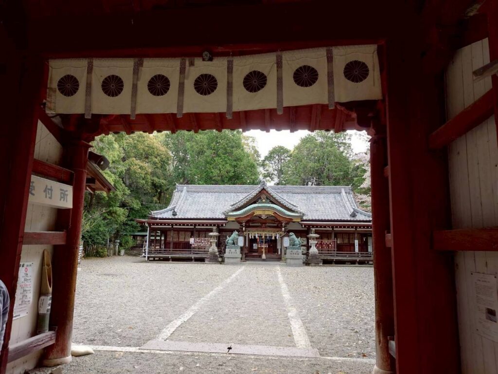 楼門から見た拝殿