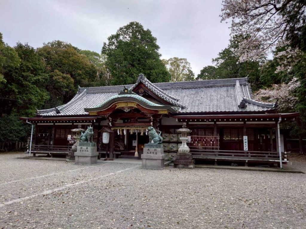 本殿・拝殿と一対の狛犬
