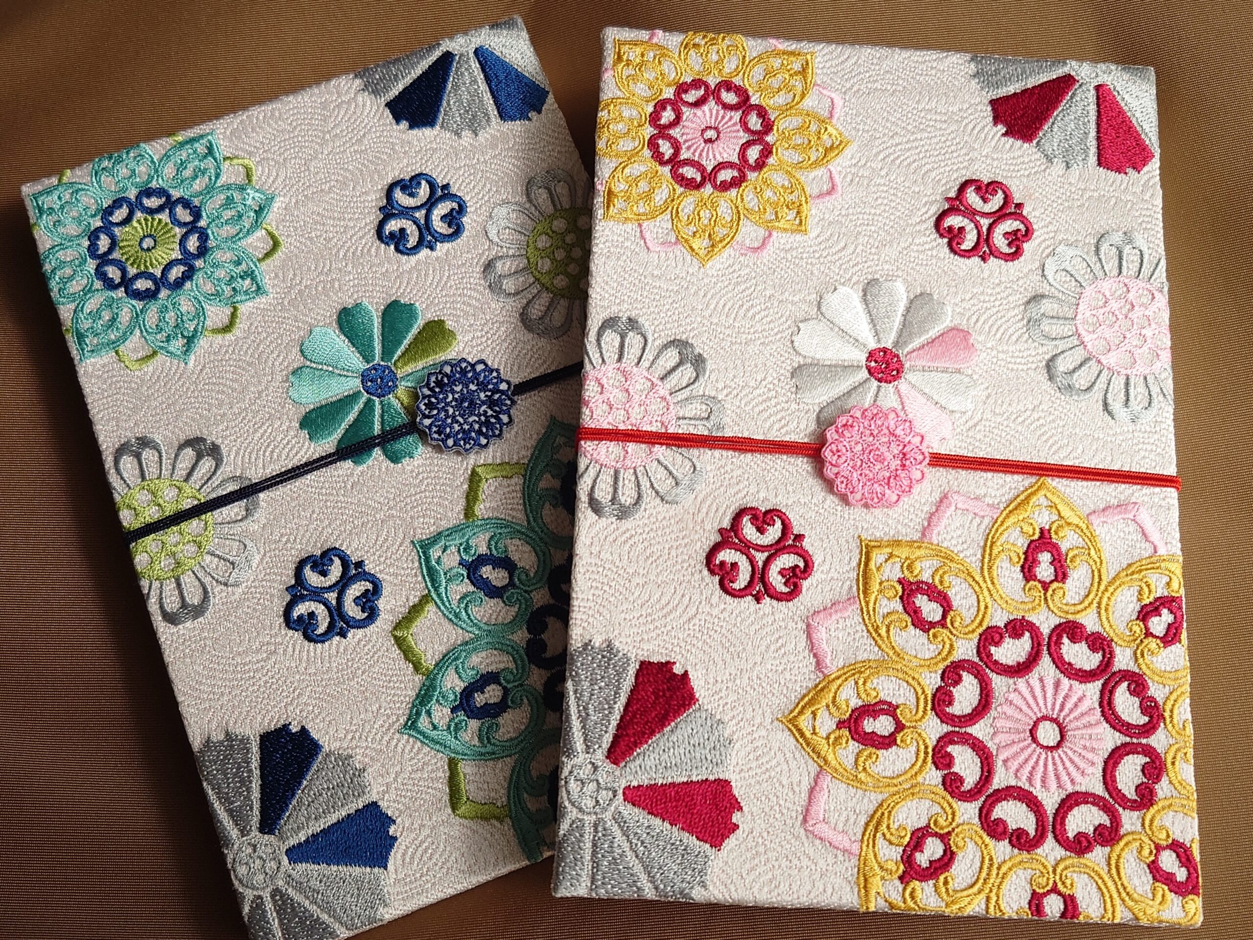 最初に夫婦で選んだ、お気に入りの和柄の御朱印帳（「忘れんぼ夫婦の御朱印日和」プロフィール用画像）