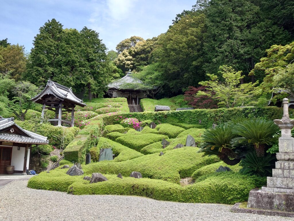 法林の庭の全景・ツツジ咲く斜面