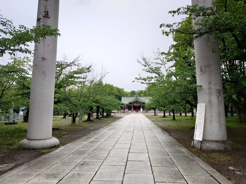 正面鳥居をくぐった参道