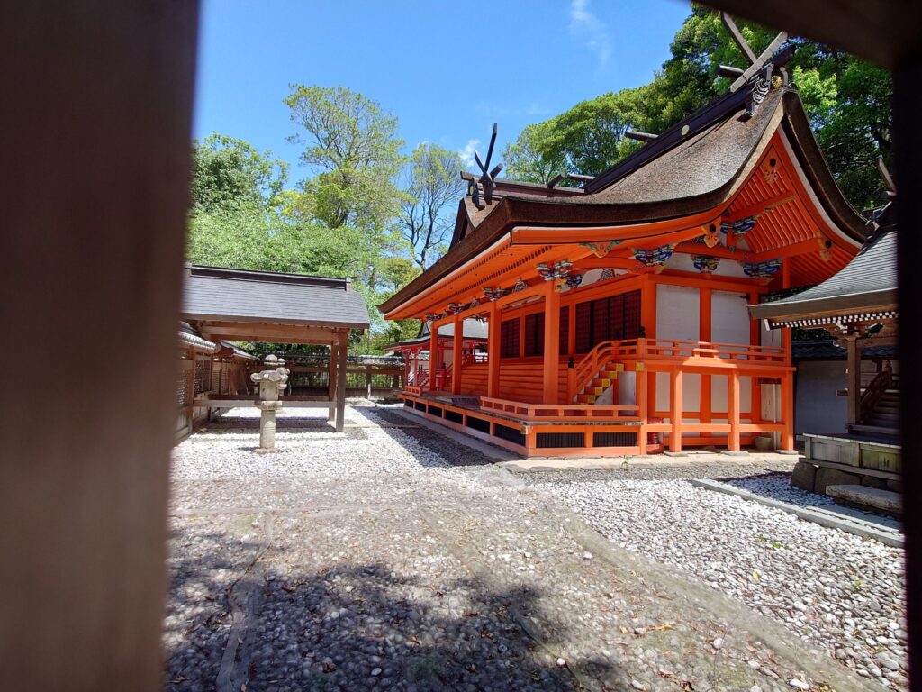 朱塗り本殿